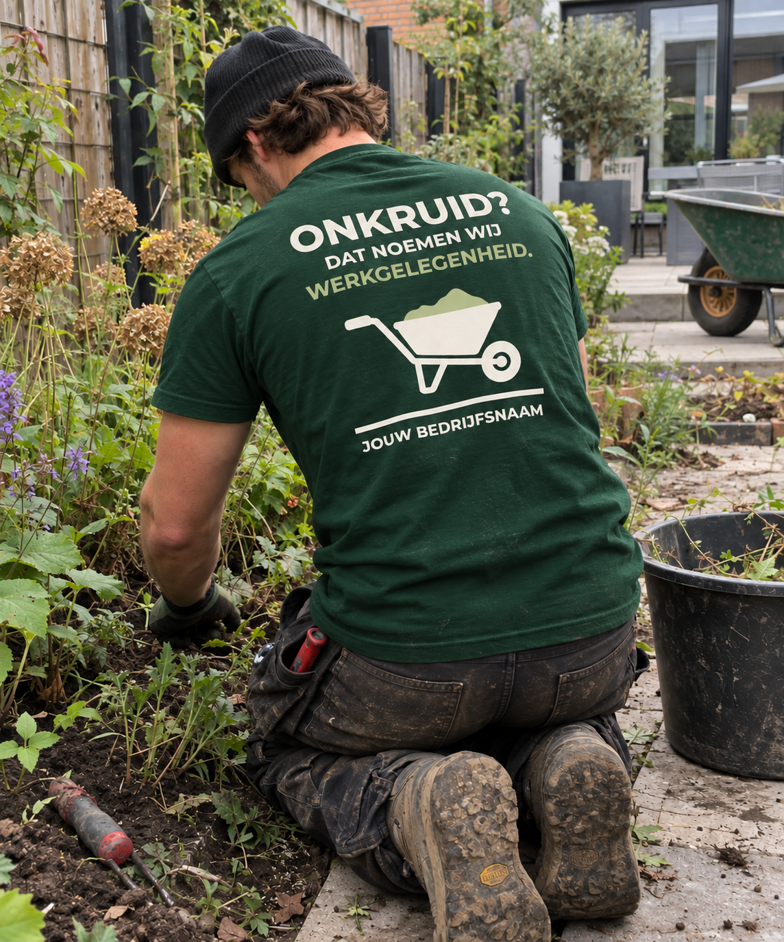 Hovenier in bosgroen T-shirt met Onkruid? Dat noemen wij werkgelegenheid.-print en bedrijfsnaam op de rug