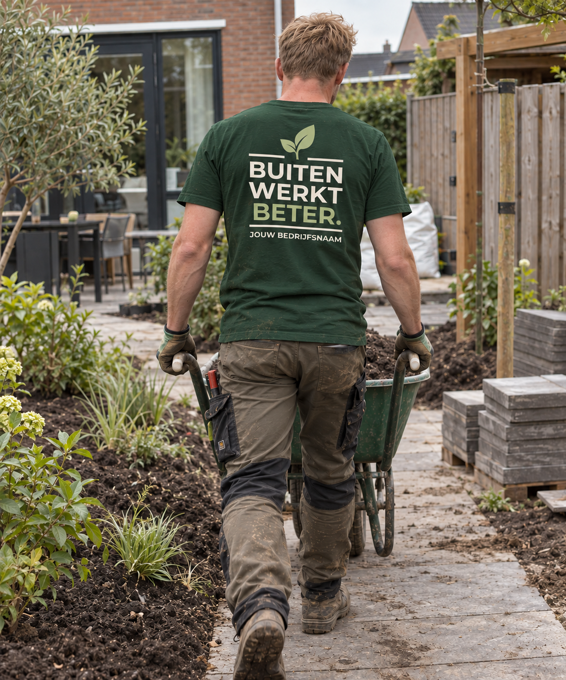 Hovenier in bosgroenT-shirt met Buiten werkt beter.-print en bedrijfsnaam op de rug