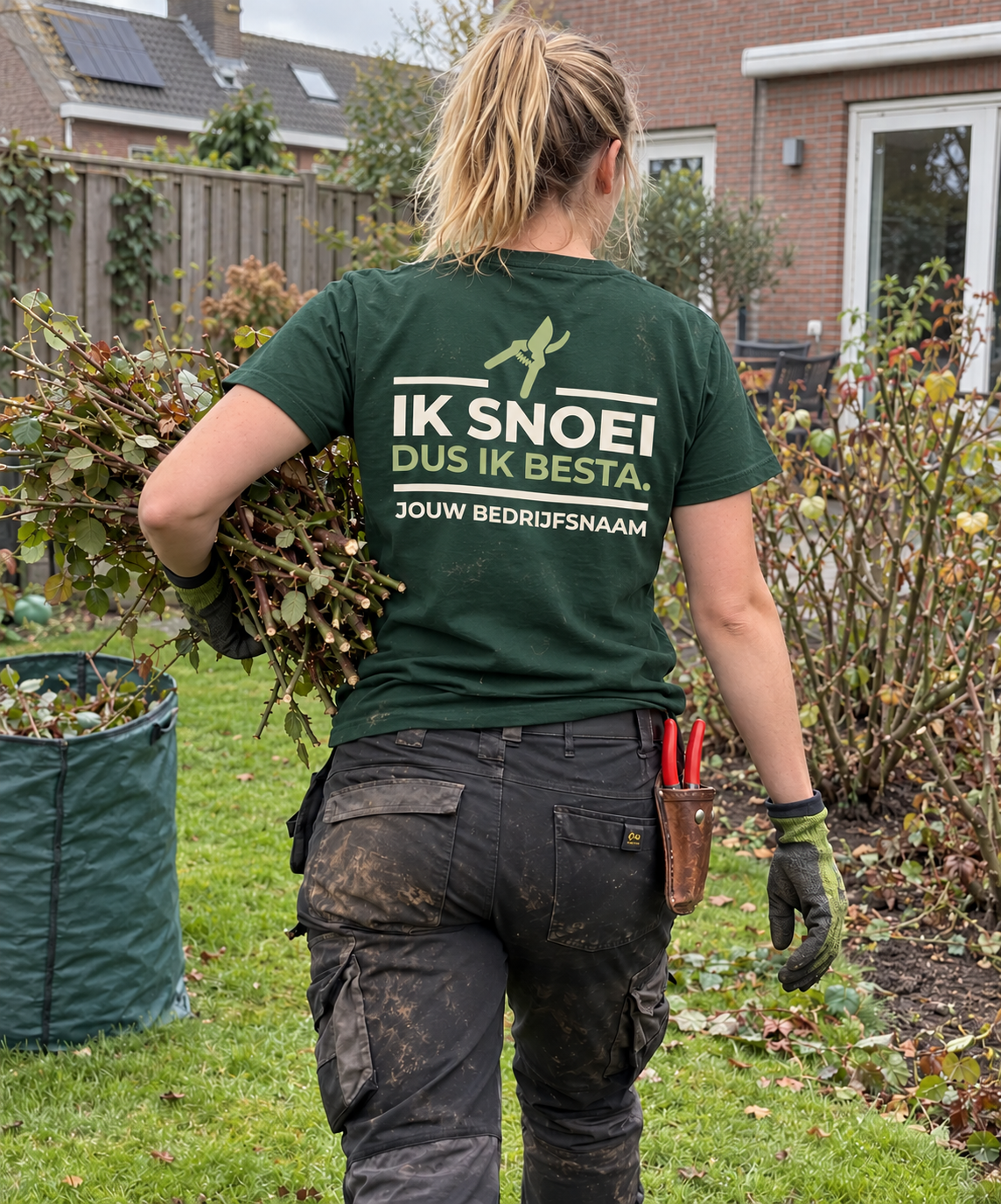 Hovenier in bosgroen T-shirt met Ik snoei, dus ik besta-print en bedrijfsnaam op de rug