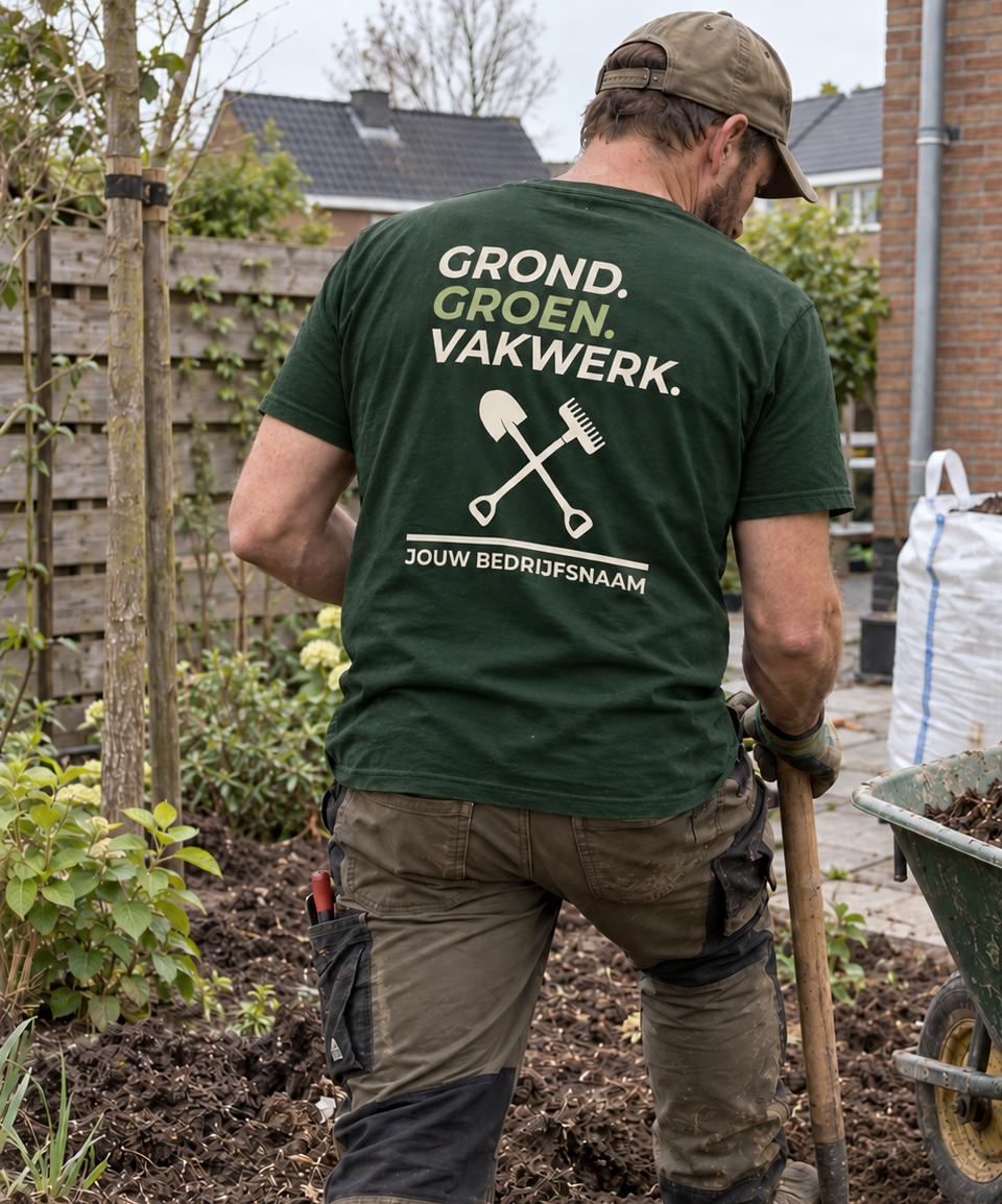 Hovenier in bosgroen T-shirt met Grond. Groen. Vakwerk.-print en bedrijfsnaam op de rug