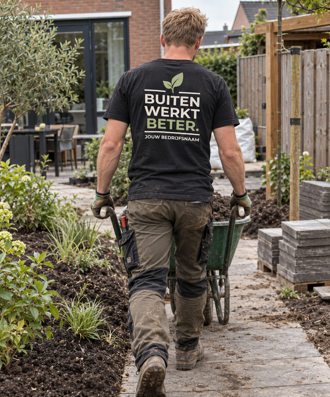 Hovenier in zwart T-shirt met Buiten werkt beter.-print en bedrijfsnaam op de rug
