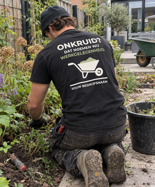 Hovenier in zwart T-shirt met Onkruid? Dat noemen wij werkgelegenheid.-print en bedrijfsnaam op de rug