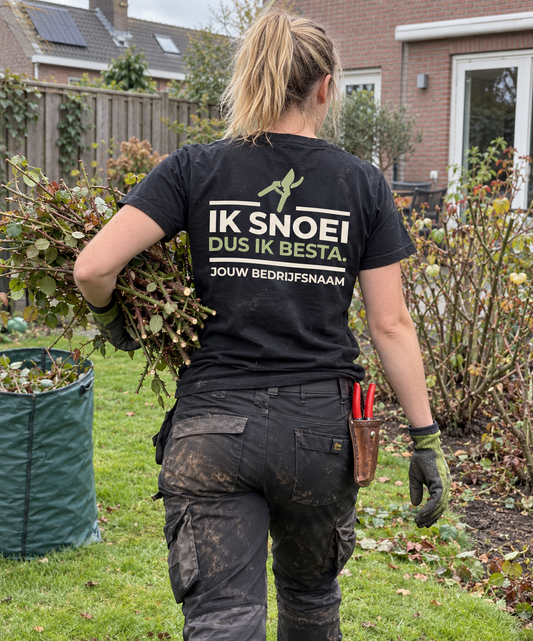 Hovenier in zwart T-shirt met Ik snoei, dus ik besta-print en bedrijfsnaam op de rug