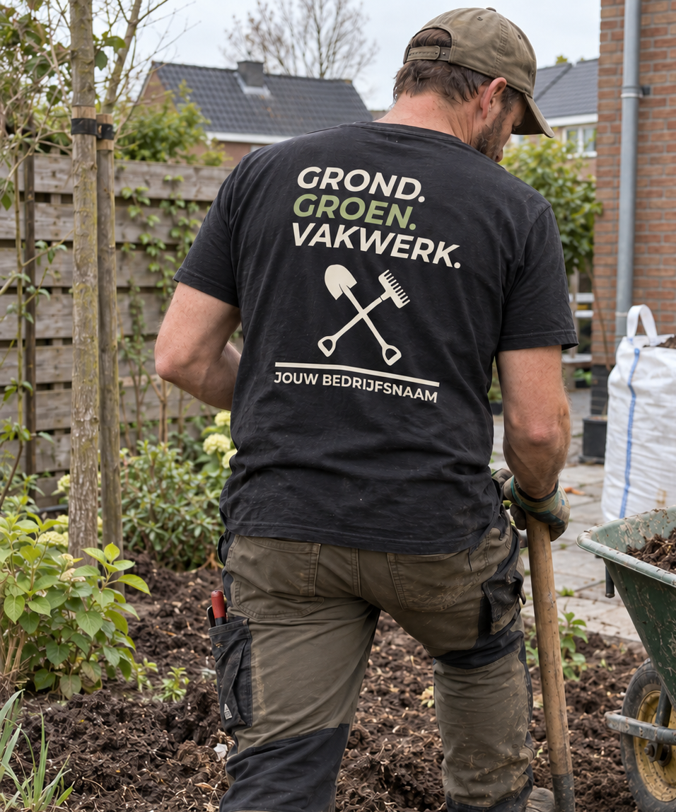 Hovenier in zwart T-shirt met Grond. Groen. Vakwerk.-print en bedrijfsnaam op de rug