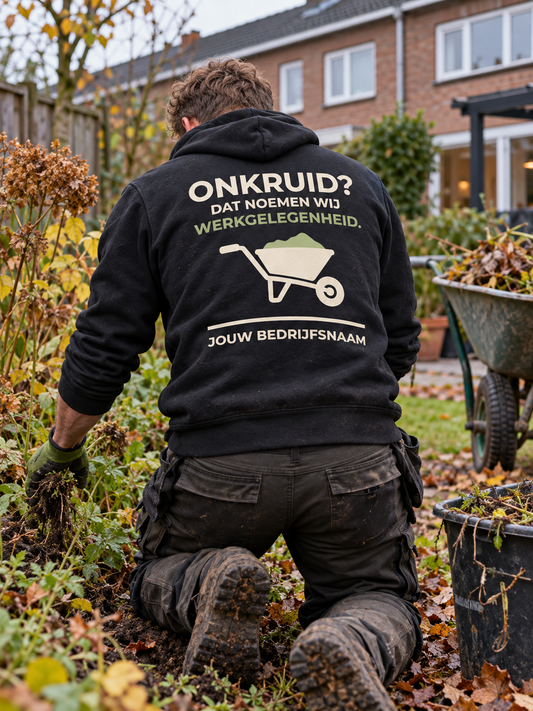 Hovenier in zwarte hoodie met de tekst "Onkruid? Dat noemen wij werkgelegenheid" en bedrijfsnaam op de rug, knielend bij een border in de herfst